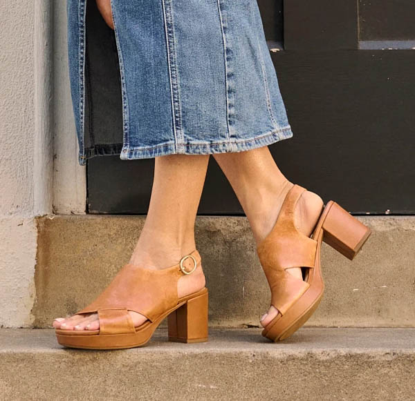 Liv heeled sandal in tan.